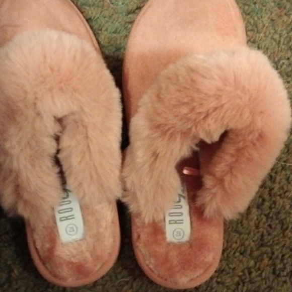 Iam selling my rouge helium slippers - Picture 4 of 8